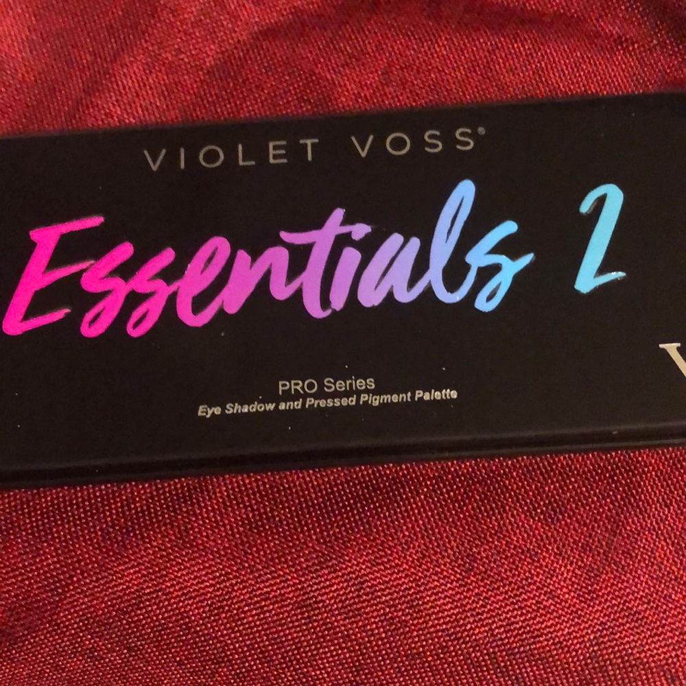 Violet Voss Essentials 2 palette